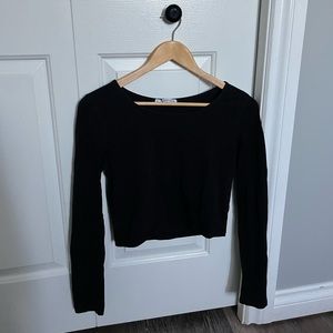 Long-sleeved black crop top
